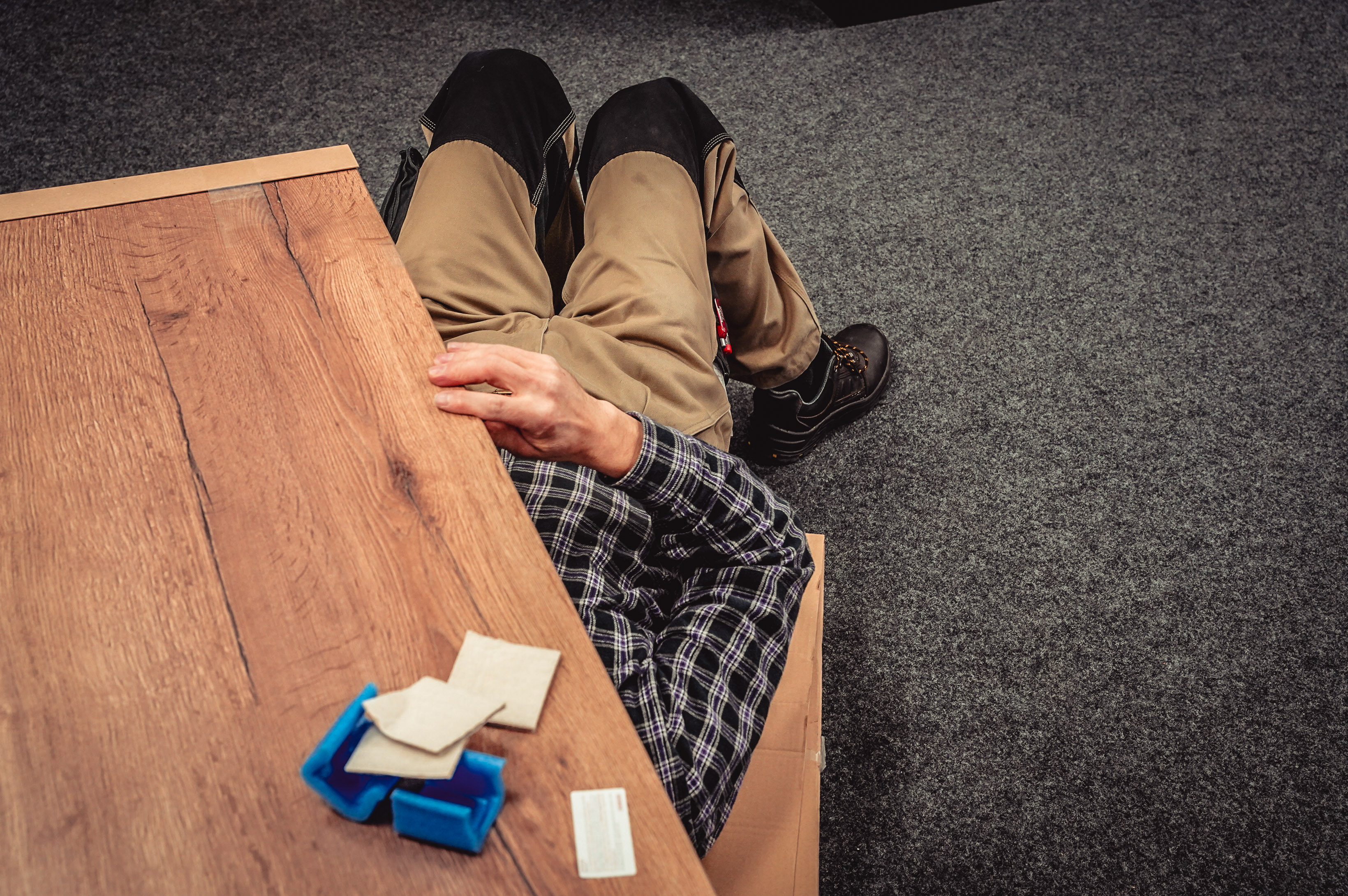 Ein Mitarbeiter in der Möbel-Montage arbeitet an einem Büroschrank